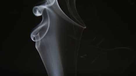 Zeitlupe:-Rauchen-Sie-Dampf-in-Zigarettenrauch-auf-schwarzem-Hintergrund