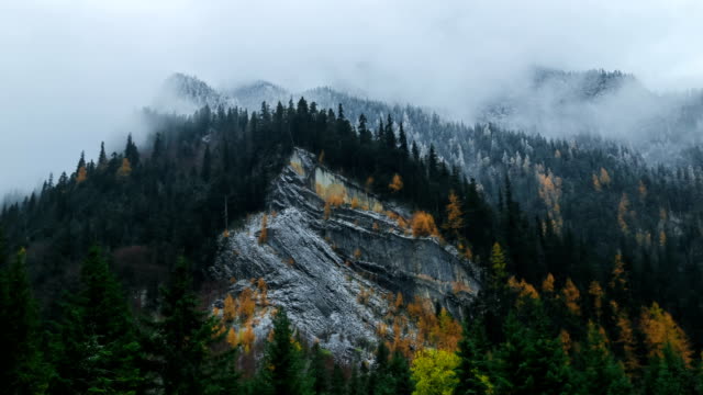 Bunte-See,-Wasserfall,-Wald,-Berge-in-Jiuzhaigou-In-China