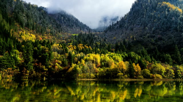 Lago-de-colores,-cascada,-bosque,-montañas-en-Jiuzhaigou-en-China