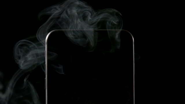 SLOW-MOTION:-Rauch-vom-Smartphone-auf-schwarzem-Hintergrund---Nahaufnahme