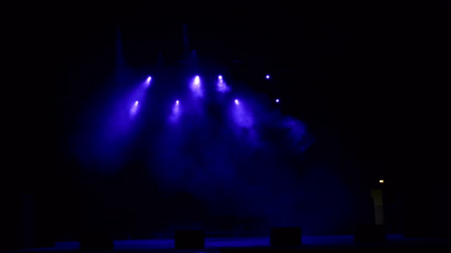Algunos-focos-de-colores-en-la-oscuridad-en-el-escenario.