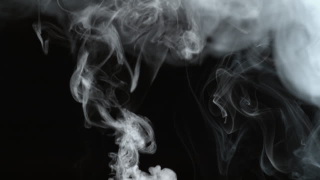 Rauchen-Sie-auf-schwarzem-Hintergrund-in-Zeitlupe