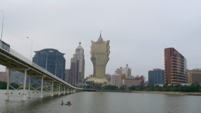 Hoteles-en-China-día-de-lluvia-Macao-ciudad-famoso-puente-de-la-bahía-4k
