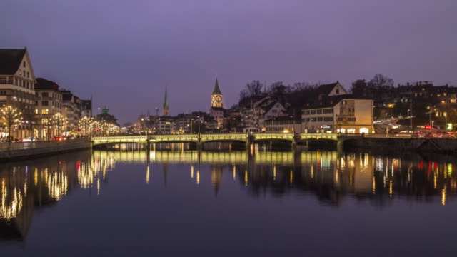 der-Schweiz-Nacht-Twilight-Beleuchtung-Zürich-Fluss-Mittelsteg-Stadtpanorama-4k-Zeitraffer