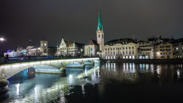 der-Schweiz-Nacht-Beleuchtung-Zürich-Stadt-berühmten-Mittelsteg-Stadtbild-Panorama-4k-Zeitraffer