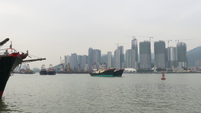 China-día-tiempo-Macao-ciudad-construcción-Bahía-lateral-nave-muelle-tráfico-panorama-4k