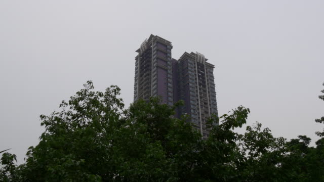 día-nublado-macay-de-China-viven-panorama-del-comienzo-de-la-vista-de-rascacielos-Parque-4k