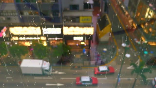 Regentropfen-am-Fenster,-Stadtleben-in-Hong-Kong