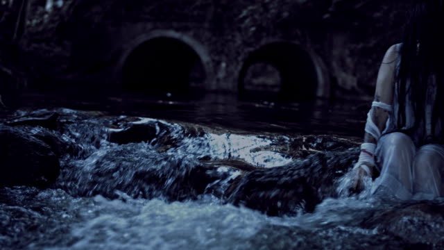 4K-nass-Horror-Frau-schütteln-in-Fluss