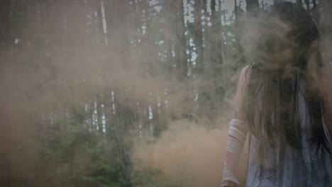 4-K-Horror-mujer-en-el-bosque-con-humo,-sin-corrección-de-color