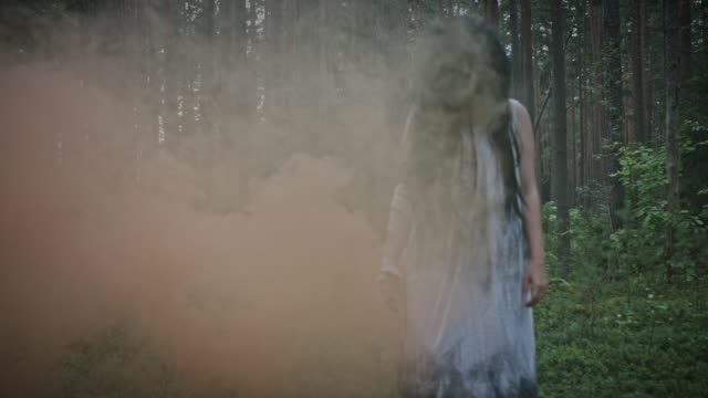 4-K-Horror-mujer-en-el-bosque-con-humo,-sin-corrección-de-color