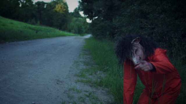 4K-Halloween-Horror-Mann-mit-Schwein-Maske-zeigt-auf-Kamera