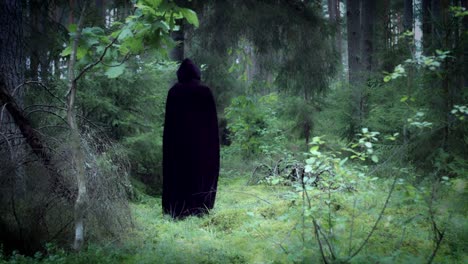 4K-Halloween-Horror-hombre-con-cabo-negro-caminando-en-bosque