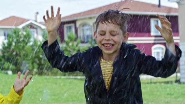 Niños-saltando-en-Heavy-Rain