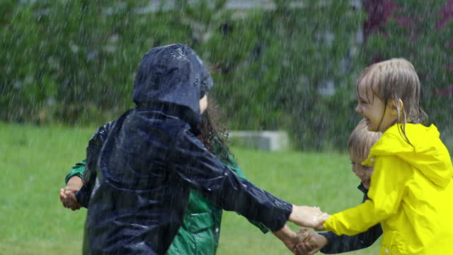 Kinder-spielen-im-Regen