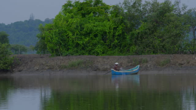 Indische-Fischer-auf-einem-Holzboot-verbreiten-die-Fischerei-Net