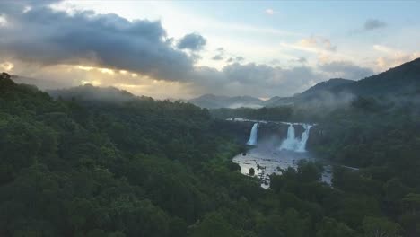 Vista-aérea-de-un-bosque-increíble-cascadas