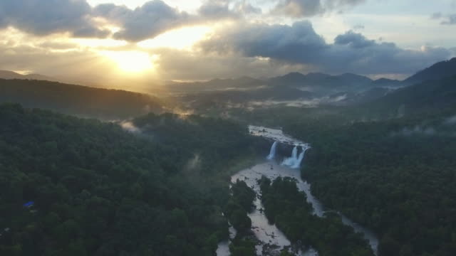 Luftaufnahme-von-einem-erstaunlichen-Regenwald-Wasserfall