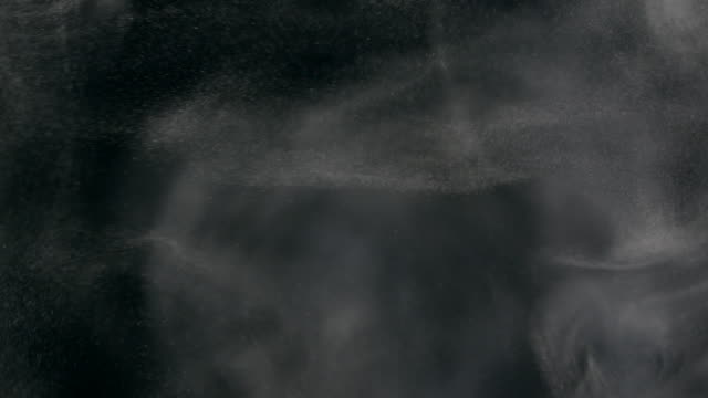Weißer-Rauch-auf-schwarzem-Hintergrund-isoliert
