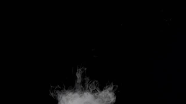 Smoke-billowing-over-un-fondo-negro.