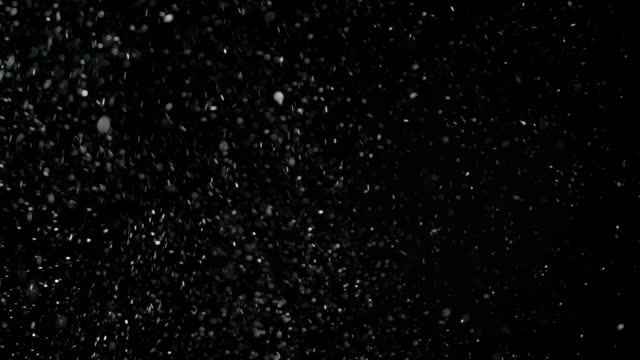 Slow-Motion-Schnee-auf-schwarzem-Hintergrund