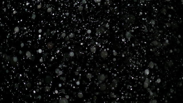 Slow-Motion-Schnee-auf-schwarzem-Hintergrund
