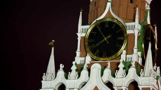 Big-clock-on-the-Spasskaya-tower-in-Kremlin.-Historic-landmark-in-Moscow,-Russia