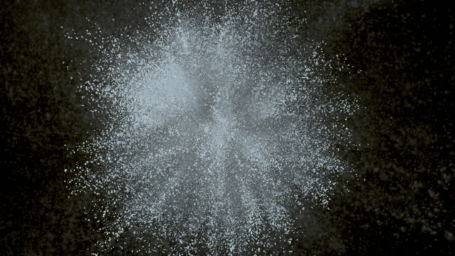 Weißes-Pulver-auf-schwarzem-Hintergrund-in-Superzeitlupe-explodieren