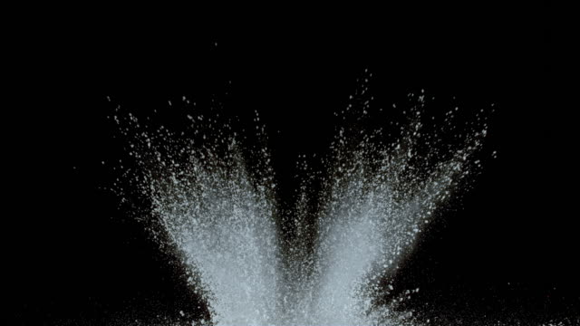 Weißes-Pulver-auf-schwarzem-Hintergrund-in-Superzeitlupe-explodieren