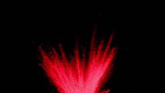 Rotes-Pulver-auf-schwarzem-Hintergrund-in-Superzeitlupe-explodieren