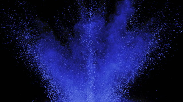 Polvo-azul-explosión-sobre-fondo-negro-en-camara-super-lenta