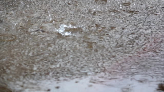 Slow-Motion-Regen-Wasser-fallen-auf-den-Boden,-um-die-Stadt-zu-überschwemmen.