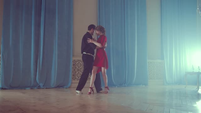 Frau-und-Mann,-die-Tango-tanzen