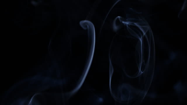 Rauch-langsam-schweben-durch-den-Raum-auf-schwarzem-Hintergrund.