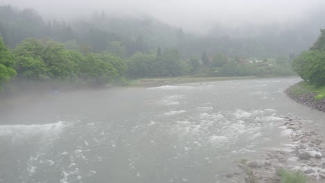 Shogawa-Fluss-in-der-Nähe-von-Shirakawa-Go-Dorf-in-regnerischen-Tag