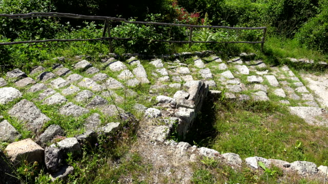 Hermoso-paisaje-con-el-antiguo-santuario-de-Tracia-en-Bulgaria