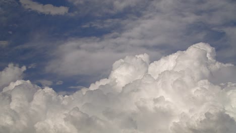 Zeitraffer---wachsen-Gewitterwolken