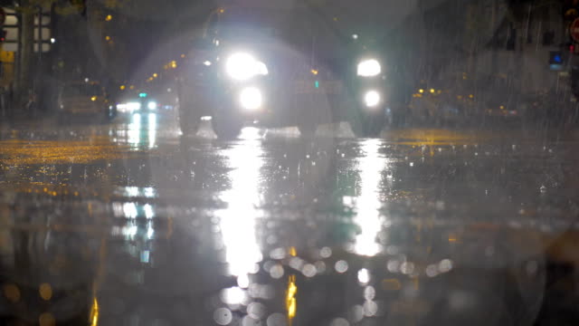 Coches-de-conducción-bajo-la-lluvia-en-la-noche