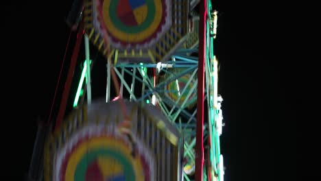 Karneval-mit-Riesenrad,-bunte-Lichter,-Auto-Karussell-bei-Nacht-Nahaufnahme