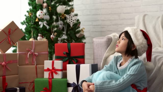 Mädchen-erwarten,-dass-der-Weihnachtsmann-bringt-ihr-ein-Geschenk