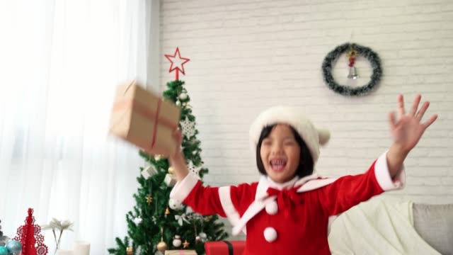 Santa-Kind-hält-Geschenke-Box-tanzen.