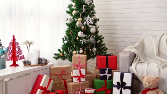 schön-eingerichtete-Wohnzimmer-mit-Weihnachtsbaum