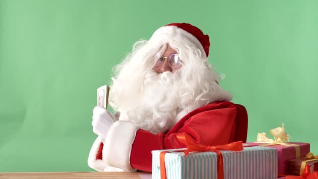 Satisfecho-Santa-Claus-tiene-dólares,-dinero-y-la-muestra-un-gusto,-chromakey-en-el-fondo