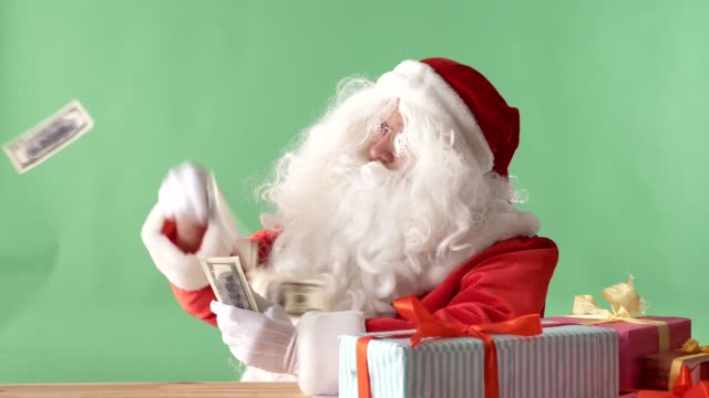 Zufrieden-Weihnachtsmann-werfen-Rechnungen-aus-einem-Bündel-Geld-auf-Tisch,-Geld-auf-Tisch,-Chromakey-im-Hintergrund