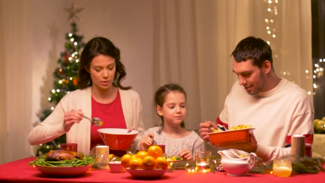 familia-feliz-Navidad-cenando-en-casa