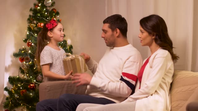 familia-feliz-con-el-regalo-de-Navidad-en-casa