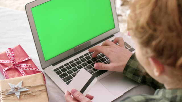 Mujer-escribiendo-en-el-teclado-de-la-computadora