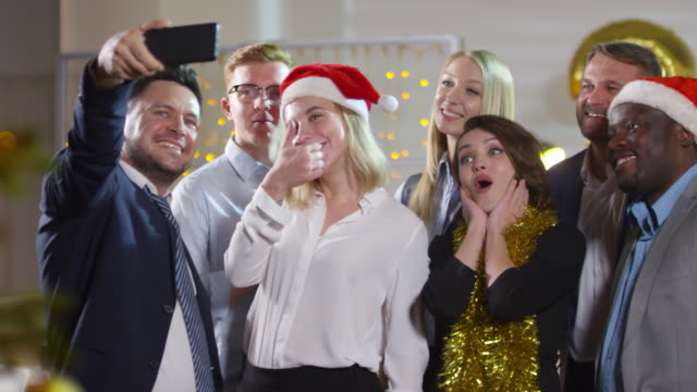 Trabajadores-de-oficina-tomando-Selfie-en-fiesta-de-Navidad