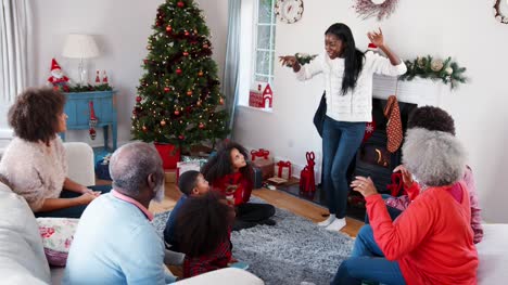Multi-Generationen-Familie-Spiel-Scharaden,-wie-sie-Weihnachten-zu-Hause-zusammen-feiern