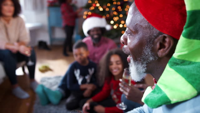 Multi-Generation-Familie-tragen-Partyhüte-feiern-Weihnachten-zu-Hause